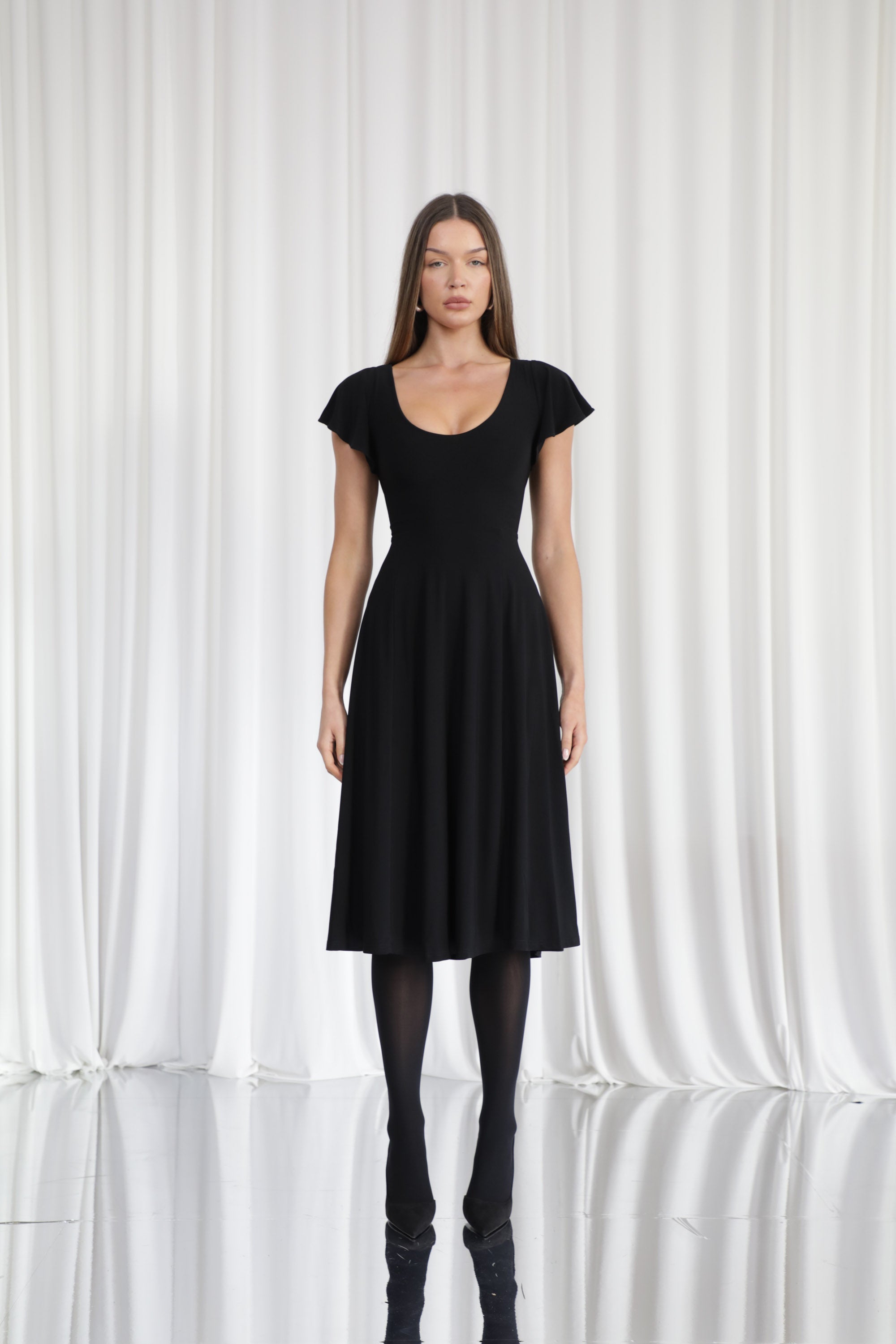 Ellie – Wears a size S. Usual size: UK 8 | US 4 | EU 36. Height: 5'10" (178 cm). Bust: 83 cm. Waist: 61 cm. Hips: 91 cm. 