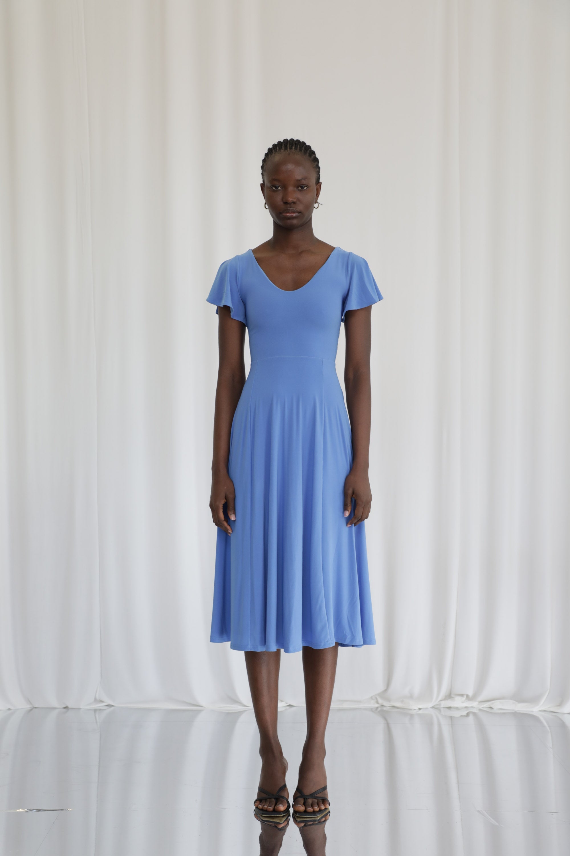Jennifer – Wears a size XS. Usual size: UK 6–8 | US 2–4 | EU 34–36. Height: 5'9" (175 cm). Bust: 81 cm. Waist: 60 cm. Hips: 86 cm.