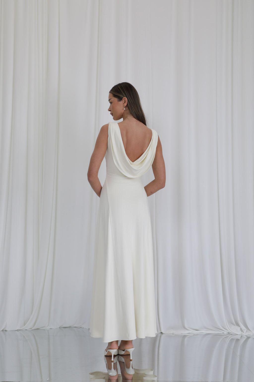 Ellie – Wears a size S. Usual size: UK 8 | US 4 | EU 36. Height: 5'10" (178 cm). Bust: 83 cm. Waist: 61 cm. Hips: 91 cm. 
