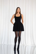 Ellie – Wears a size S. Usual size: UK 8 | US 4 | EU 36. Height: 5'10" (178 cm). Bust: 83 cm. Waist: 61 cm. Hips: 91 cm.  