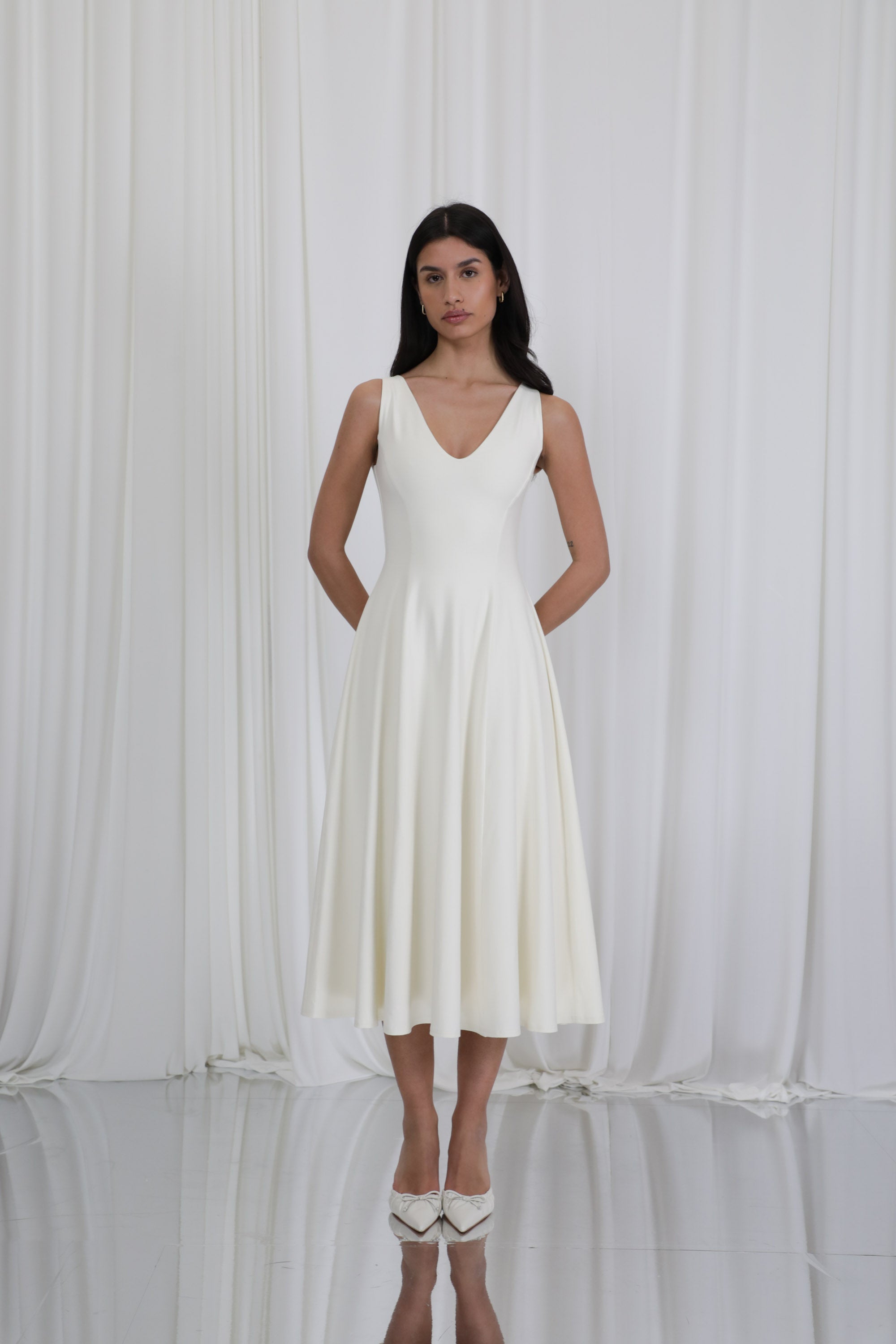 Athena - Wears a size XS. Usual size: UK 6-8 | US 2-4 | EU 34-36. Height: 5’10” (178cm). Bust: 86 cm. Waist: 62 cm. Hips 92 cm. 