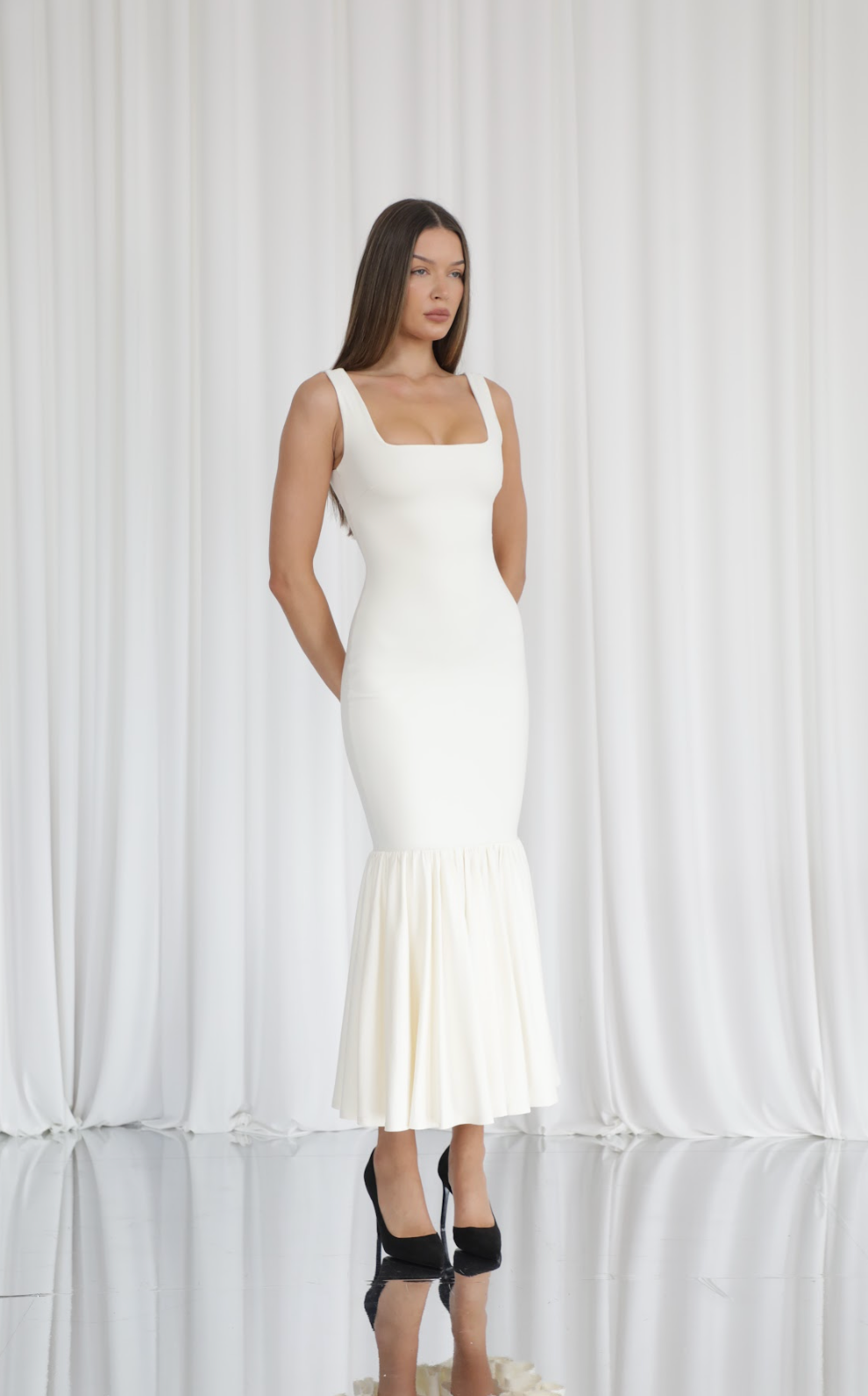 Ellie – Wears a size S. Usual size: UK 8 | US 4 | EU 36. Height: 5'10" (178 cm). Bust: 83 cm. Waist: 61 cm. Hips: 91 cm. 