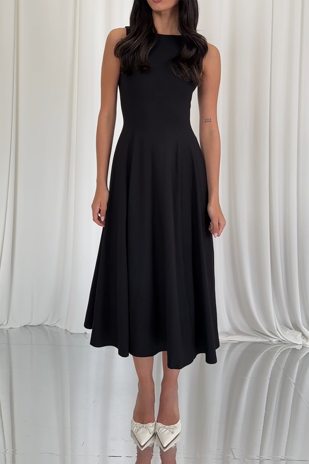 Jennifer – Wears a size XS. Usual size: UK 6–8 | US 2–4 | EU 34–36. Height: 5'9" (175 cm). Bust: 81 cm. Waist: 60 cm. Hips: 86 cm.